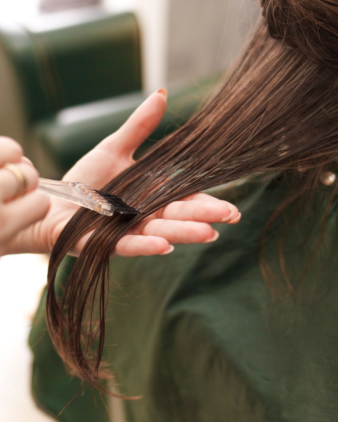 Persona aplicando mascarilla al pelo