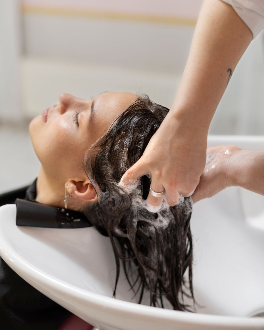 Peluquera lavando pelo